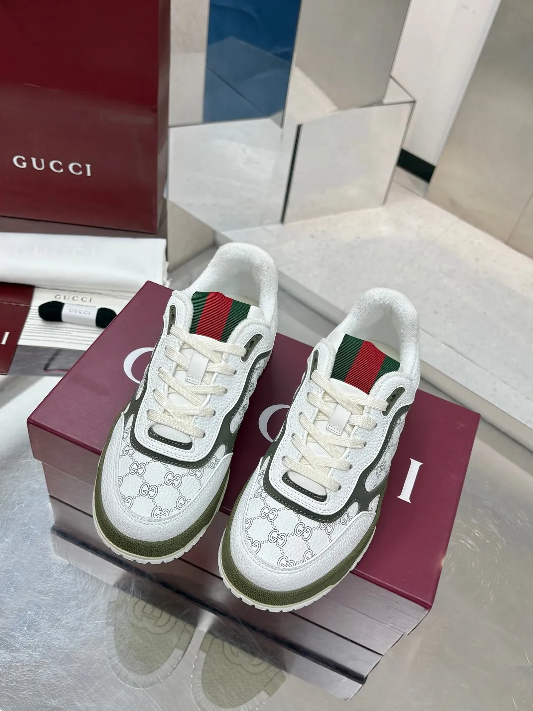 Men's Men's Shoes 💰660 Gucci Gucci's latest hot-selling series of high and low-top distressed couple sneakers are shipped. Original purchase, development and production. This high-low top sneaker adopts a basketball-style silhouette design, cleverly integrated with hollow panels and distressed effects, showing its unique ingenuity. The ingenuity incorporates brand logo details such as interlocking Double G styling accessories and Gucci lettering, a low-key tribute to the brand's design heritage.  ▪️ Fabric: Original customized imported first-layer cowhide ▪️ Lining: Sweat-absorbent and deodorant towel lining ▪️ Sole: Original molded TPU sole ▪️ Sole thickness: 3cm ▪️ Size: Male 39-46 (46 customized)